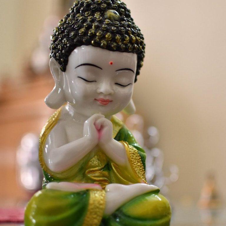 Maria Giesinger Porträt einer lächelnden Frau mit langen, grauen Haaren vor neutralem